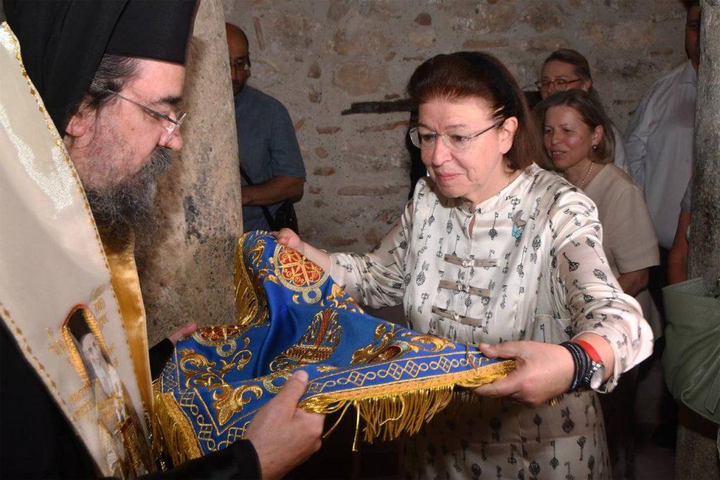 Λίνα Μενδώνη: Στα θυρανοίξια του Ταξιάρχη και του Αγίου Γεωργίου Ομορφοκκλησιάς Καστοριάς (Photo)