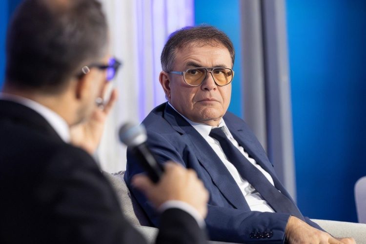Ρουμπινί στην Political