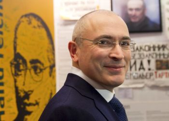 Freed Russian former oil tycoon Mikhail Khodorkovsky smiles as he visits an exhibition in the Museum Haus am Checkpoint Charlie in Berlin, December 22, 2013. Khodorkovsky, pardoned by Russian President Vladimir Putin after 10 years in jail, said in remarks published on Sunday that he would not go into politics or seek to regain assets of his former oil company, Yukos.  REUTERS/Steffi Loos (GERMANY - Tags: POLITICS TPX IMAGES OF THE DAY)
