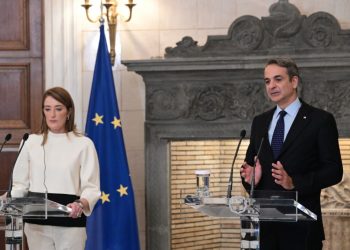 Συνάντηση του Πρωθυπουργού Κυριάκου Μητσοτάκη με την Πρόεδρο του Ευρωπαϊκού Κοινοβουλίου Roberta Metsola, στο Μέγαρο Μαξίμου. Παρασκευή 28 Νοεμβρίου 2025. (ΤΑΤΙΑΝΑ ΜΠΟΛΑΡΗ / EUROKINISSI)