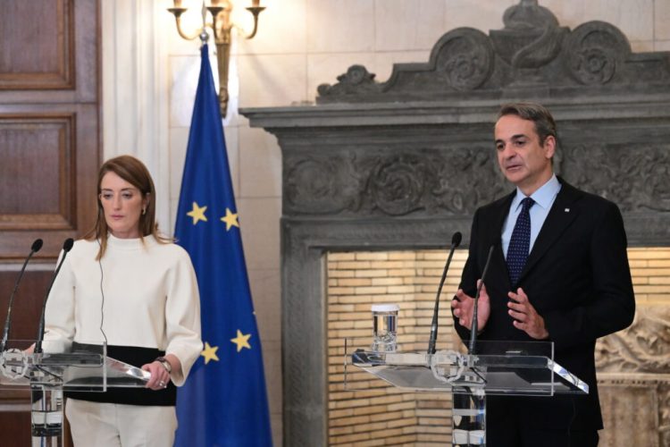 Συνάντηση του Πρωθυπουργού Κυριάκου Μητσοτάκη με την Πρόεδρο του Ευρωπαϊκού Κοινοβουλίου Roberta Metsola, στο Μέγαρο Μαξίμου. Παρασκευή 28 Νοεμβρίου 2025. (ΤΑΤΙΑΝΑ ΜΠΟΛΑΡΗ / EUROKINISSI)