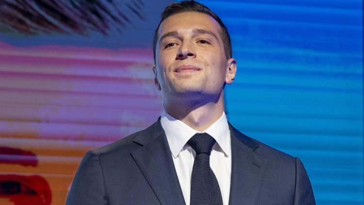 El líder del Rally Nacional, Jordan Bardella, mira el partido electoral del partido de derecha francés Rally Nacional (Rassemblement National o RN) en París, Francia, 09 de junio de 2024, después de la primera resultados de las elecciones europeas. La lista del Rassemblement National, encabezada por el jefe del partido, Jordan Bardella, resulta vencedora en Francia, según las primeras estimaciones tras las encuestas. (Elecciones, Francia, Jordania) EFE/EPA/ANDRÉ DOLOR