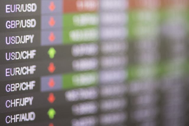 epa05387342 A screen shows currency indexes, at the Swiss Stock Market, in Zurich, Switzerland, 24 June 2016. Swiss stocks fell sharply and the Swiss franc rose in strength as news of Britain's so-called 'Brexit' vote to leave the European Union reverberated around the markets. The key SMI index tumbled 5.3 per cent on trade opening on 24 June morning. EPA/ENNIO LEANZA