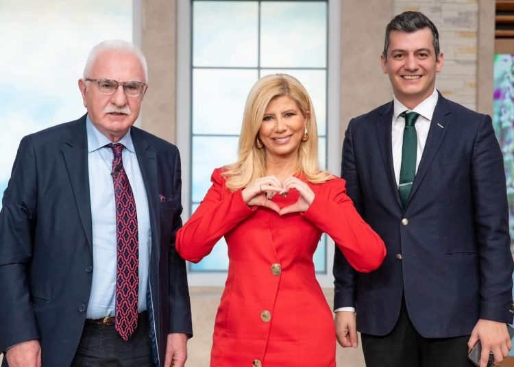 Ο Γιώργος Καρτσάκης με τον ιδιωτικό ερευνητή Γιώργο Τσούκαλη και τη δημοσιογράφο Ζήνα Κουτσελίνη