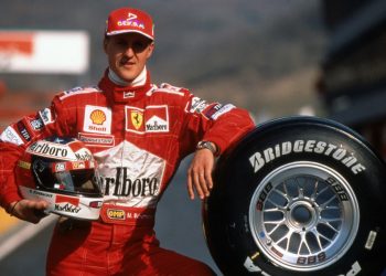 firo: Formula 1, season 1999 Sport, Motorsport, Formula 1, archive, archive pictures Team Ferrari (1996-2006) Michael Schumacher, Germany, was a Formula 1 driver from 1991 to 2006 and 2010 to 2012, Schumacher was 7, seven times , Formula 1, world champion, German national hero, brought Formula 1 after Germany, one of the largest Germans, 1st season at Ferrari Michael Schumacher, car, presentation, with, and his tires, Bridgestone tires, highlight, helmet in hand | usage worldwide (Photo by firo Sportphoto/ / augenklick/firo Sportphoto / dpa Picture-Alliance via AFP)