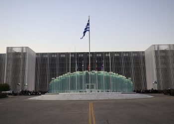 Τελετή αποκαλυπτηρίων της νέας βιοκλιματικής του όψης του υπουργείου Άμυνας από τον υπουργό Εθνικής Άμυνας Νίκο Δένδια, παρουσία του Προέδρου της Δημοκρατίας Κωνσταντίνου Τασούλα και του πρωθυπουργού Κυριάκου Μητσοτάκη, Τετάρτη 29 Οκτωβρίου 2025. Η νέα πρόσοψη, έργο του διεθνώς αναγνωρισμένου γλύπτη και καθηγητή της Αρχιτεκτονικής του ΑΠΘ Κώστα Βαρώτσου και της συνεργάτιδάς του Χρυσάνθης Ασπρουλοπούλου, Αρχιτέκτονα Μηχανικού, αναδιαμορφώνει ριζικά την εικόνα του κτηρίου στη Λεωφόρο Μεσογείων. (ΓΙΩΡΓΟΣ ΚΟΝΤΑΡΙΝΗΣ/EUROKINISSI)