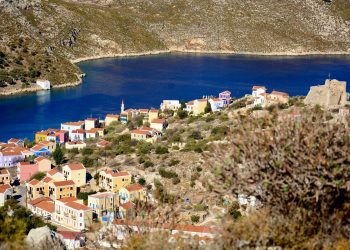 Μονοπάτι Νο8, η θέα προς τον οικισμό και το λιμάνι