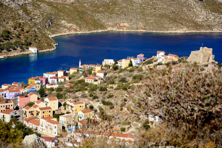 Μονοπάτι Νο8, η θέα προς τον οικισμό και το λιμάνι