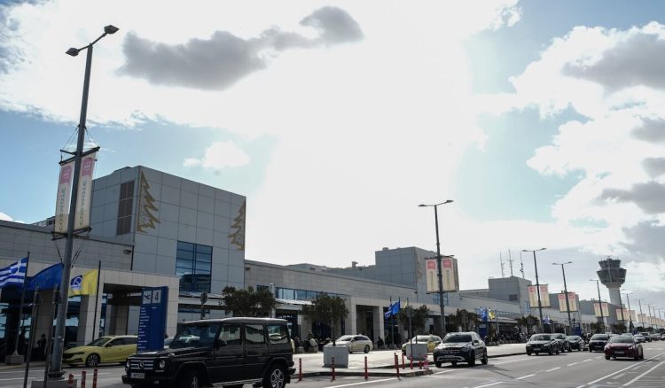 Στιγμιότυπο από τον Διεθνή Αερολιμένα Αθηνών "Ελευθέριος Βενιζέλος", Κυριακή 4 Ιανουαρίου 2026. Καθηλωμένα τα αεροπλάνα τόσο στο "Ελ. Βενιζέλος" όσο και στα υπόλοιπα ελληνικά αεροδρόμια, λόγω σοβαρού τεχνικού προβλήματος που προέκυψε στο σύστημα ραδιοσυχνοτήτων με αποτέλεσμα να κλείσει και το FIR Αθηνών.  (ΤΑΤΙΑΝΑ ΜΠΟΛΑΡΗ/EUROKINISSI)