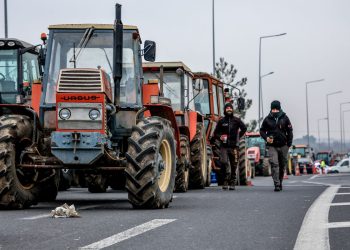 Αγρότες στο μπλόκο της Γυρτώνης Λάρισας έκλεισαν τη ΠΑΘΕ. Τρίτη 28 Ιανουαρίου 2025.  (EUROKINISSI)