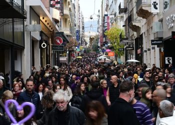 Εορταστική κίνηση στην αγορά της Αθήνας. Στιγμιότυπα απο την οδό Ερμού. Σάββατο 21 Δεκεμβρίου 2024  (ΤΑΤΙΑΝΑ ΜΠΟΛΑΡΗ / EUROKINISSI)