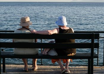 Êüóìïò óå ðáñáëßá ôïõ Áëßìïõ êáôá ôçí äéÜñêåéá ôçò äýóçò ôïõ çëßïõ.
(EUROKINISSI/ÃÉÙÑÃÏÓ ÊÏÍÔÁÑÉÍÇÓ)