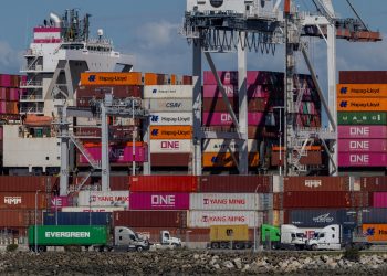 FILE PHOTO: A cargo ship full of shipping containers is seen at the port of Oakland, as trade tensions escalate over U.S. tariffs, in Oakland, California, U.S., March 6, 2025. REUTERS/Carlos Barria/File Photo