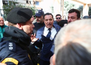 Επίσκεψη του υπουργού Υγείας Άδωνι Γεωργιάδη στο Γενικό Κρατικό Νοσοκομείο Νίκαιας,  όπου εγκαινίασε το νέο Τμήμα Επειγόντων Περιστατικών (ΤΕΠ), Πέμπτη 19 Φεβρουαρίου 2026.  Ο Σύλλογος Εργαζομένων στο πραγματοποίησε στάση εργασίας και συγκέντρωση. Στην ανακοίνωση τους αναφέρουν μεταξύ άλλων ότι ο υπουργός "έκλεισε το νοσοκομείο Λοιμωδών κατά την προηγούμενη θητεία του", "έχει αφήσει το νοσοκομείο της Νίκαιας υποστελεχωμένο με προσωπικό εξοντωμένο" και "έχει αφήσει τις δομές Πρωτοβάθμιας Υγείας της Περιοχής χωρίς τις βασικές ειδικότητες, χωρίς δυνατότητα να εφημερεύουν και να καλύπτουν τις ανάγκες του πληθυσμού".  (ΣΩΤΗΡΗΣ ΔΗΜΗΤΡΟΠΟΥΛΟΣ/EUROKINISSI)