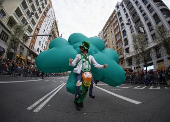 epa11224387 A participants walks during a parade on the eve of the Saint Patrick's Day celebrations in downtown Madrid, Spain, 16 March 2024. St Patrick's Day is marked annually ?on 17 March to commemorate Saint Patrick, the patron saint of Ireland.  EPA/Rodrigo Jimenez