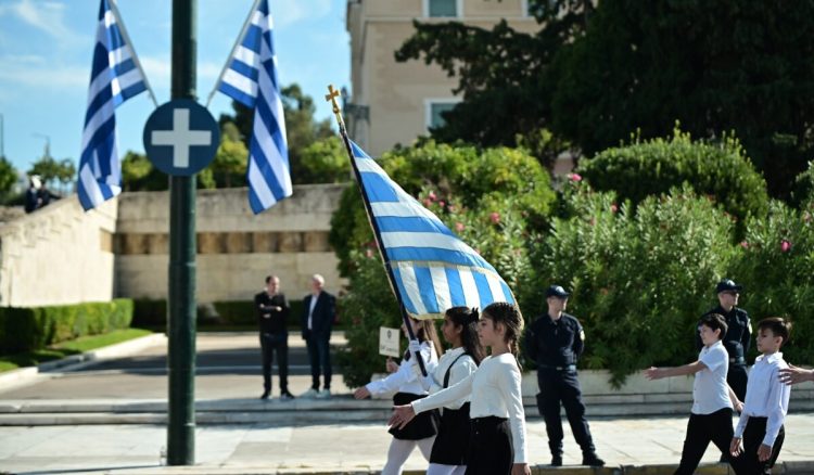 Παρέλαση μαθητών, σπουδαστών, προσκόπων και οδηγών μπροστά από το Μνημείο του Άγνωστου Στρατιώτη στην Αθήνα για την εθνική επέτειο της 28ης Οκτωβρίου, Κυριακή 28 Οκτωβρίου 2024. 
(ΚΩΣΤΑΣ ΤΖΟΥΜΑΣ/EUROKINISSI)